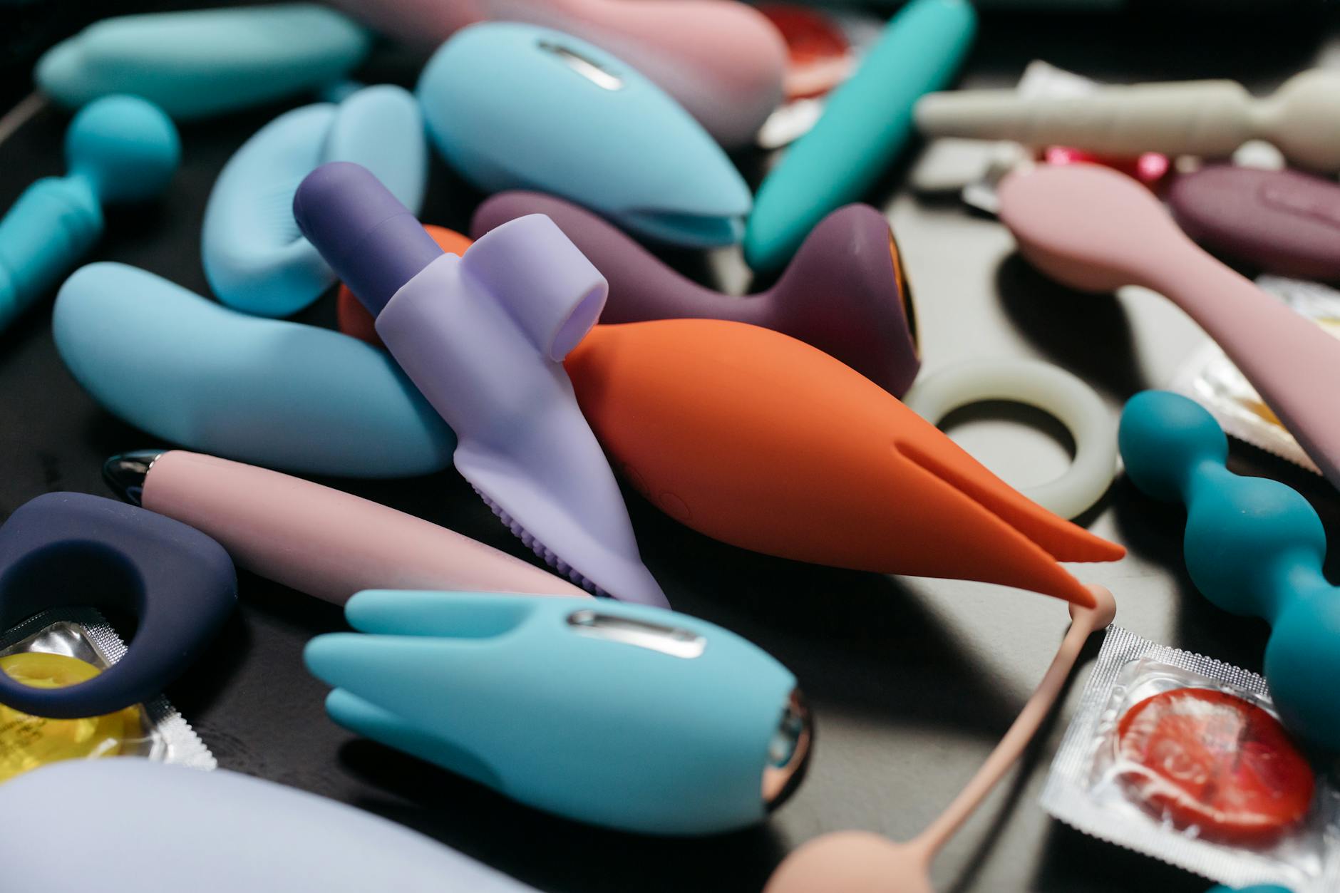 Ein buntes Array von vibrierenden Erwachsenenprodukten, einschließlich verschiedener Vibratoren und Ringe in Nahaufnahme